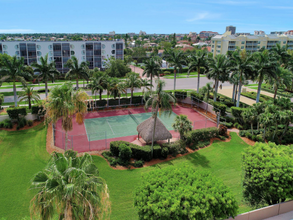 On Beach Vacation Condo Two Bedrooms in Marco Marco Island